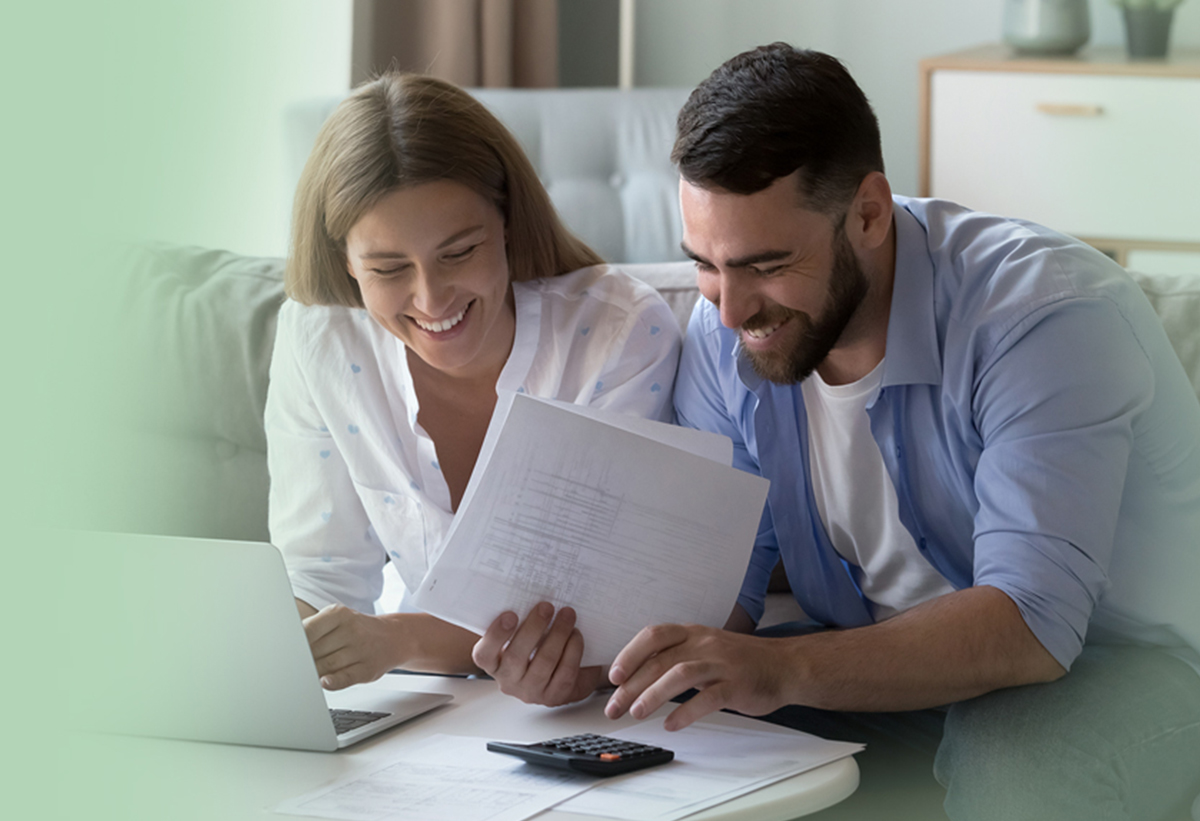 Απεικονίζει μια γυναίκα και έναν άνδρα χαμογελαστούς να υπολογίζουν τους λογαριασμούς τους.